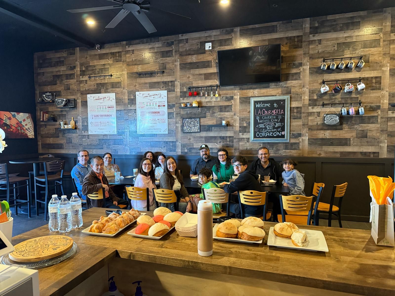 The La Churrería community together behind the counter